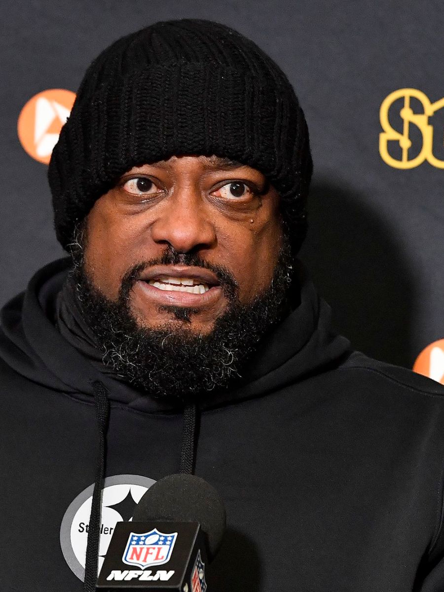Steelers head coach Mike Tomlin walks out of postgame news conference after contract question following playoff loss